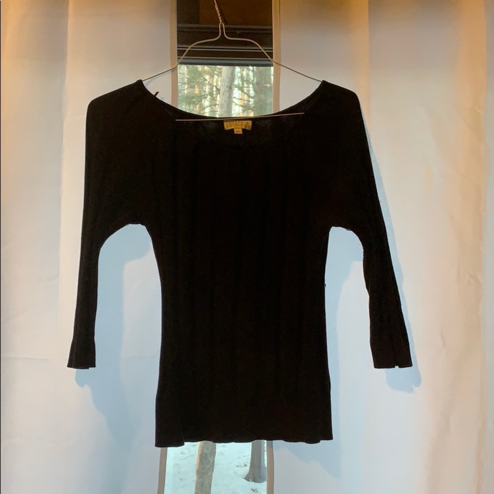 Quarter sleeve, ribbed, black t-shirt.